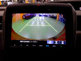 バックカメラの画像です。ガイドラインがスムースな車庫入れをサポートいたします。車庫入れの安心感がアップしますね。