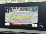 後方の映像に加えてガイドラインも表示され、駐車時に車両と周囲との位置関係を把握しやすい装備です。画面上の案内を確認しながら、後退時の操作をサポートします。