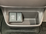 アクセサリーソケットはUSBのアダプターなどをつければ、スマホの充電にも使えます。横にはナビゲーション用の外部入力可能なUSB端子がついており、周辺には物が置けるボックスがついています。