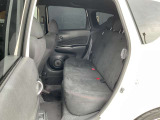 コンパクトでも車内広々。頭上空間も広く快適にお過ごしいただけます。後席足元空間も十分な広さを確保しております。座面も厚く快適です!
