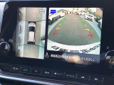 まるで真上から見ているような、視認性の良いアラウンドビューモニターです。駐車が苦手な方でもこれでらくらく駐車できますよ。
