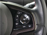 ◆アダプティブクルーズコントロール◆予め設定した車速内でクルマが自動的に加減速。前走車との適切な車間距離を維持しながら追従走行します。【LKAS】車線維持支援システムでステアリング操作を支援。