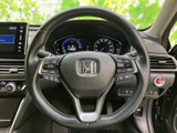 握りやすいステアリング形状で、快適なドライビングをサポート。操作性にも優れており、運転がより楽しくなります。