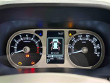 様々な車両情報を表示できるTFTマルチインフォメーションディスプレイを中央に配した視認性の高い大型2眼メーターです