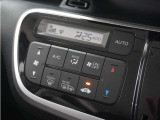◆オートエアコン装備◆ お好みの温度を設定をするだけで、後は、自動で風量を調節してくれます!快適にドライブが楽しめます。