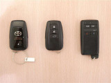 中古車としてスマートキーが2個あるのは重要なチェックポイント!おまけに&rdquo;エンジンスタータ&rdquo;付き!自宅からこれを使えば、駐車場の車に乗る頃には車内を快適な温度にしておくこともできます。
