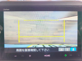 【リヤカメラ・トップビュー】真上からの映像で後方を確認でき、後退駐車や狭い場所での車庫入れも安心です。