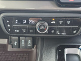 車内環境を自動でコントロールするフルオートエアコン。長距離ドライブも快適です。