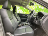 前席は身体を支える形状のシートと、運転席まわりの見通しのよさが印象的です。座ったときに前方を確認しやすく、乗り降りもしやすい開口部。清潔感のある室内で、毎日の移動も快適にお過ごしいただけます。