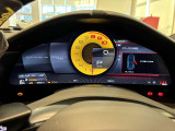 メーターパネルは16インチの液晶タイプ。センターにタコメーター、左にカーナビのマップ、右に車両情報が表示されます。