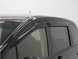 ◆ドアバイザー◆悪天候時にも窓を少し上げて換気を行えるので便利です♪