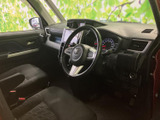 運転席まわりはメーターや画面が見渡しやすく、前方の視界も広々と感じられます。シートは落ち着いた色調で、日々の移動から長めのお出かけまでゆったり過ごせそうです。