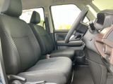 前席はゆったりとした座面と背もたれで、運転席・助手席それぞれが落ち着いて過ごせる空間です。大きな窓から光が入り、周囲を見渡しやすい室内になっています。
