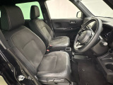 座面も厚みがあり背もたれも高く、広い足元にゆったり座れるシートです。運転席と助手席の間が空いている為、助手席側への移動がスムーズです。交通量の多い道でも助手席側から乗り降りができます。