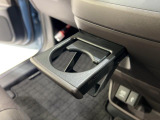 運転席用の収納式ドリンクホルダーが付いています。使わない時にはすっきりと収納ができるので便利です