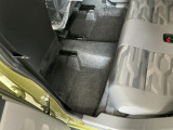 しっかりと汚れ、砂ぼこりを落とし足元まで清潔な車内空間を作り上げております♪