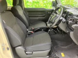 運転席からの視界は良好。シンプルながらも機能的な内装で、快適なドライビングをサポートします。座り心地も確かめに来てください。
