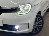 ●LEDヘッドライト:夜間走行時も良好な視界を確保し安心して運転できる高輝度LEDヘッドライトを装備!点灯速度が早く、消費電力も抑えられています。