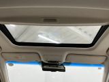 広い開口部で車内の開放感を一段と高めます。後方が持ち上がり、車内の換気などに便利です♪