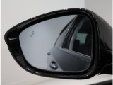 ブラインドスポットインフォメーション装備  斜め後ろに存在する車を検知。その方向のドアミラー鏡面上にマークを表示し、存在をお知らせします。またその方向にウインカーを操作すると、警報音でお知らせします。
