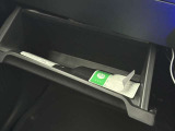 車検証などが収納できるグローブボックスも完備!