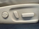 【パワーシート】電動でシートポジションの変更が可能です。手動式より細かくシート設定が可能ですのでより快適な姿勢でドライブを楽しんで頂けるでしょう。