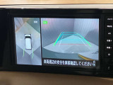 【アラウンドビューモニター】白線や駐車車両をナビゲーション画面に表示。駐車しているクルマとの位置関係がひと目でわかって安心です!