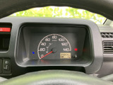 速度表示や走行距離などを確認できる計器を、運転席正面に配置。必要な情報を視線移動少なく確かめやすく、毎日の運転をしっかりサポートしてくれます。