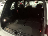 ゆったりとしたトランクルームでございます。たくさんのお荷物の車載が可能でございます。