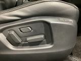 運転席にはパワーシートを装備!シート位置を記憶するメモリー機能付きなのでご夫婦で2名分セットすると便利です♪