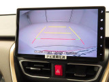 後退時に車両の後ろ側をモニター画面に表示します。車庫入れなどでバックする際に後方確認ができて便利です。車庫入れが苦手な人もこれで安心。