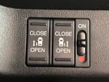 【リア両側パワースライドドア】リモコンなどで自動開閉。Hondaスマートキーを携帯していれば、軽い力で解錠とドアオープンが行えます。半ドア状態まで閉めると、自動的に全閉する機能付き。