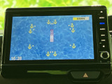 停車中に映像やテレビを視聴でき、休憩時間の過ごし方にも活用できます。画面表示で内容を楽しめる便利な装備です。視聴の際は安全な場所に停車してご利用ください。