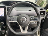インテリアに合わせたデザインのステアリングは、運転される方のことも考え、運転しやすい形状、大きさです。是非一度、実際に触ってお確かめください。