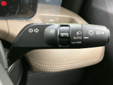 レバーには各種表示がまとめられ、操作内容を目で確認しやすい仕様です。運転中も手元で必要な操作を行いやすく、日常の使用をスムーズにサポートします。