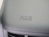 ◆助手席エアバッグ◆SRSエアバッグは、シートベルトだけでは防ぎきれない衝突時の衝撃から乗員を守るための安全装置。衝突時に瞬時に膨らみ、頭部や胸部がダッシュボードに直接衝突するのを防ぎます。