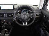 【運転席】最適なドライビングポジションでドライブをお楽しみください。
