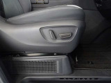 パワーシート搭載。微妙な調整が手軽にでき、ピッタリのポジションで運転することが可能です。