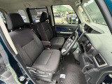 運転席ビュー。厚みのあるシートで快適です。