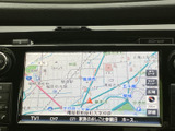 地図画面は道路や現在地が見やすく表示され、目的地までのルート確認をサポートします。周辺施設の検索にも活用でき、初めて訪れる場所への移動にも便利。表示内容を確認しながら日常のお出かけを進められます。