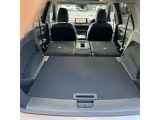 お荷物の量や乗車人数に合わせて使えるリヤシートは、ご覧のように倒すことが出来ますので便利です。