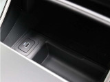 USBポートを備えたセンターコンソールまわり。スマートフォンの充電など、日常使いにも便利な設計です。