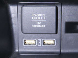 充電用USB端子とパワーアウトレットを装備しております。