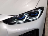 【LEDヘッドライト】先進のLEDテクノロジーを採用。放射される白色光の周波特性は太陽光に近く、バイキセノン・ヘッドライトを上回るコントラストで更に明るく輝きます!