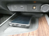 スマホを置くだけで充電してくる置くだけ充電機能が付いております。