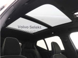 屋根一面まるごととも言える特大サイズのチルトアップ機構付電動パノラマ・ガラス・サンルーフ。晴天時はもちろん、雨天・曇天時にもブラインドを開けることで常に開放的な車内空間を実現させてくれます。