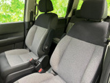 前席は体を預けやすい形状の背もたれと座面で、運転席・助手席ともに座りやすい印象です。窓から外の様子も確認しやすく、日常の移動を快適にサポートします。