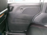 運転席側リヤドア内張。
