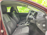 前席は運転席からの視界が広く、前方や周囲を確認しやすい室内です。シートは身体を預けやすい形状で、落ち着いた色合いとすっきりした空間が毎日の移動を支えます。