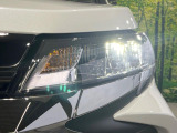【LEDヘッドライト】悪天候や夜間走行時も良好な視界を確保し安心して運転できる高輝度LEDヘッドライトを装備!点灯速度が早く、消費電力も抑えられています。